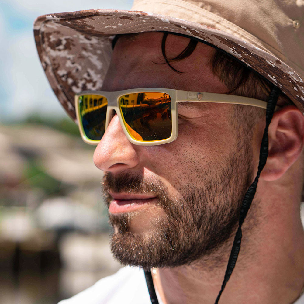 SNAPBACK + SUNGLASSES